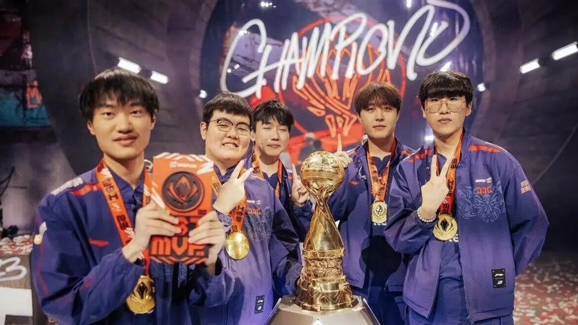 JDG险胜TES，Faker拿下关键大龙宿命之战小组赛，让粉丝疯狂欢呼